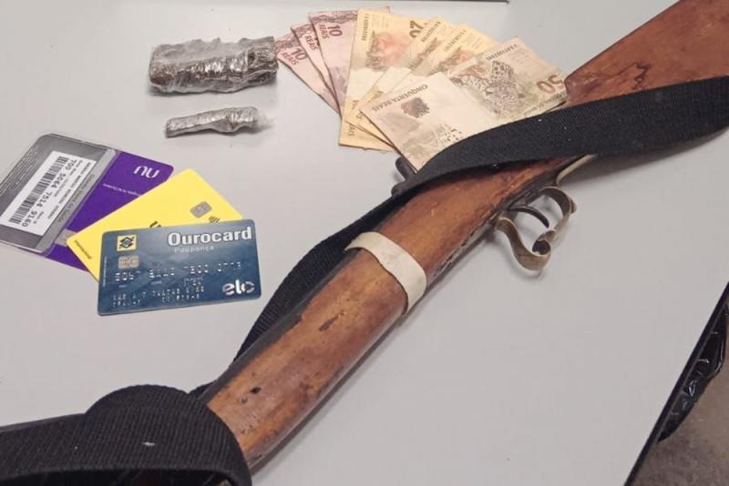 Homem é preso com droga e espingarda na BA-148 entre Rio de Contas e Livramento
