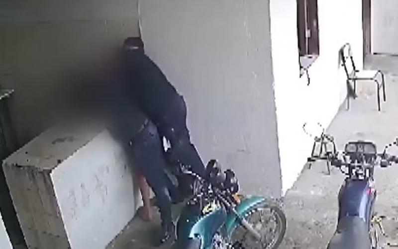 'Não consigo mexer o pescoço porque dói demais' diz jovem agredido por guardas municipais em Caraíbas