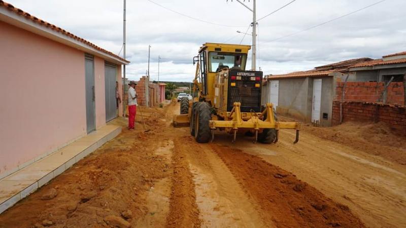 Rio do Antônio: Ruas do distrito de Umbaúba recebem serviço de terraplanagem