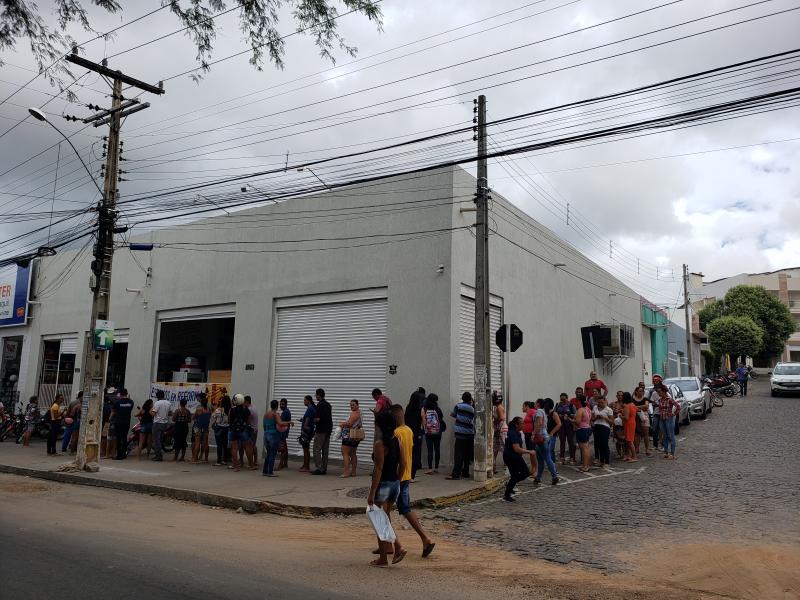Enorme fila se forma em frente a única distribuidora em Brumado onde ainda se encontra álcool gel