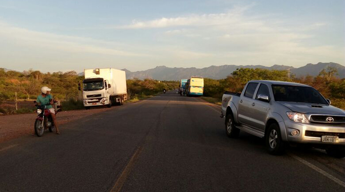Três veículos se envolvem em acidente por causa de animal na pista na rodovia entre Brumado e Livramento