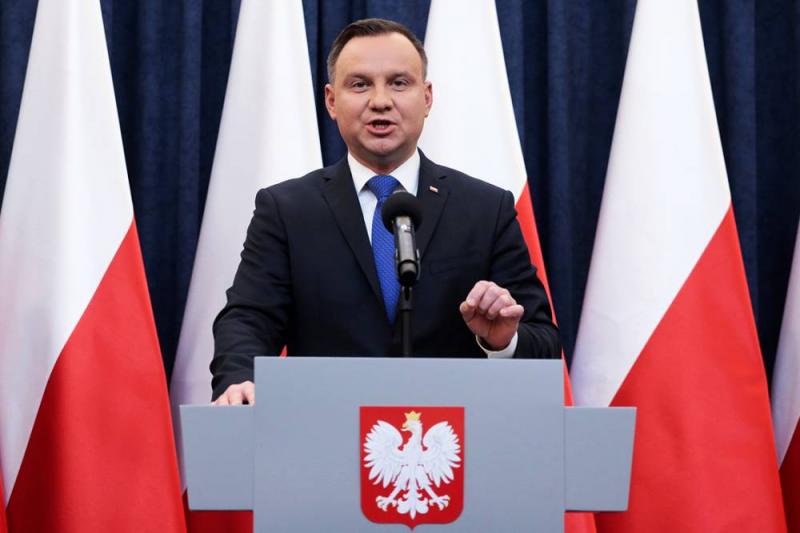 Presidente polonês sanciona lei polêmica sobre Holocausto