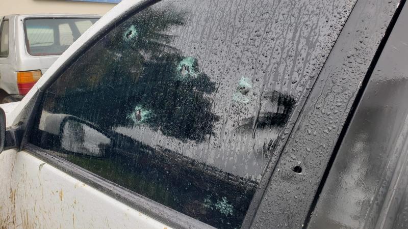 Carro é atingido com vários tiros na zona rural de Brumado; casal foi baleado