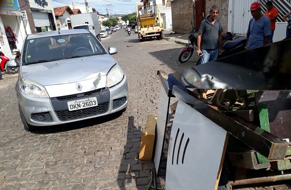 Carroceiro é arrastado por burro após animal se assustar e sair em disparada no Bairro do Tanque em Brumado; um veículo foi atingido