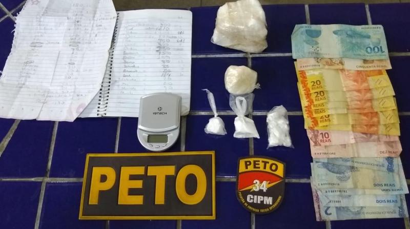 Brumado: Polícia apreende droga no Bairro São Félix e conduz duas pessoas para a delegacia