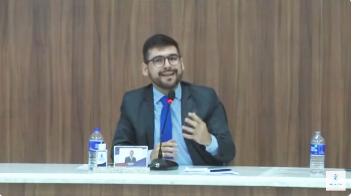 ‘A Embasa presta um péssimo serviço em Brumado’ diz vereador João Vasconcelos durante sessão da câmara