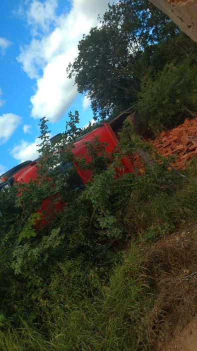 Trem colide contra caçamba em Rio do Antônio