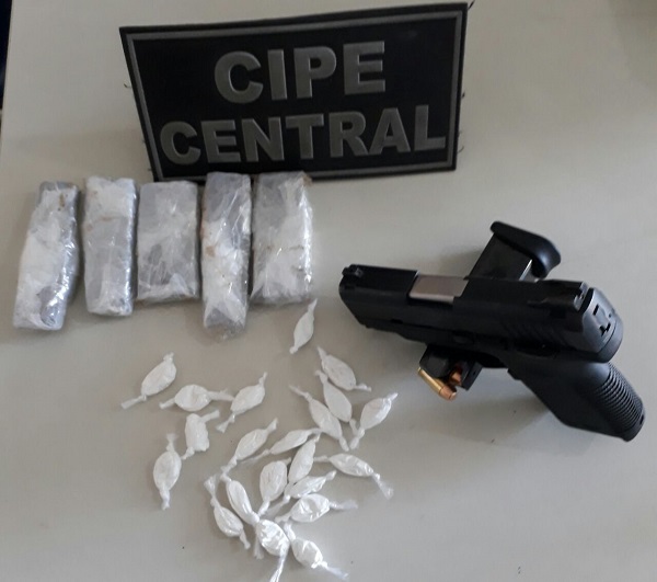 Pistola da PM de São Paulo é recuperada com criminoso na cidade de Jequié; drogas foram apreendidas