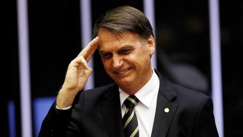 Bolsonaro reassume cargo na manhã desta quarta-feira