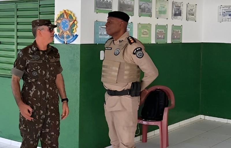 Comandante do 24° Batalhão de Polícia Militar de Brumado visita instalações do tiro de Guerra