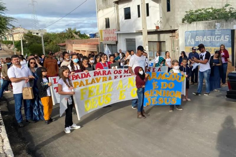Evangélicos se reúnem em passeata para celebrar o aniversário de Aracatu