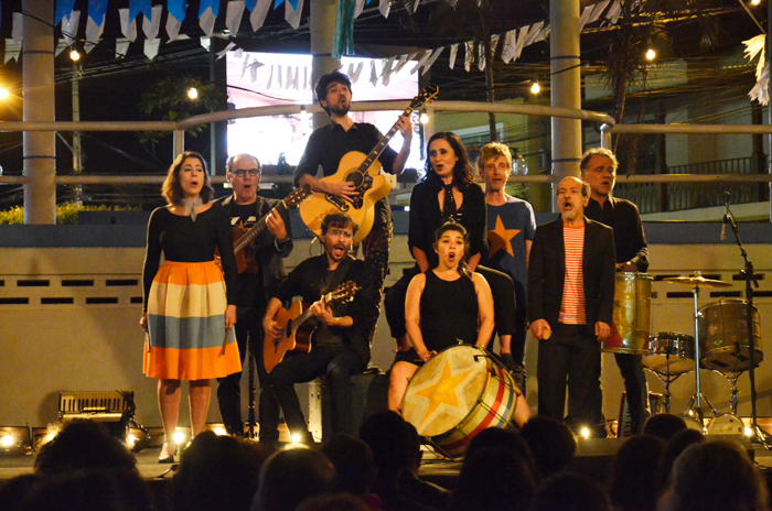Grupo Galpão encantou o público brumadense com espetáculo realizado na Praça da Prefeitura