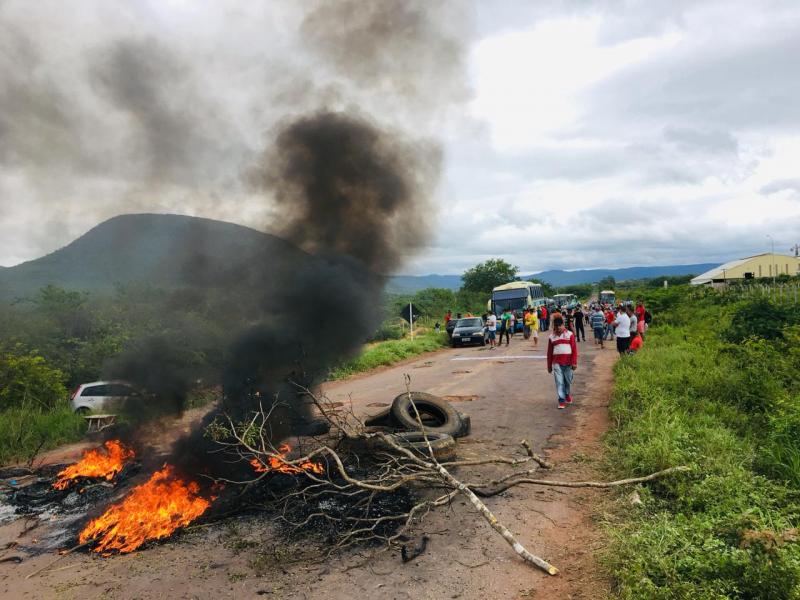 Pela reconstrução: Manifestantes bloqueiam trecho da Ba-142, em Ituaçu em frente a Itaguarana