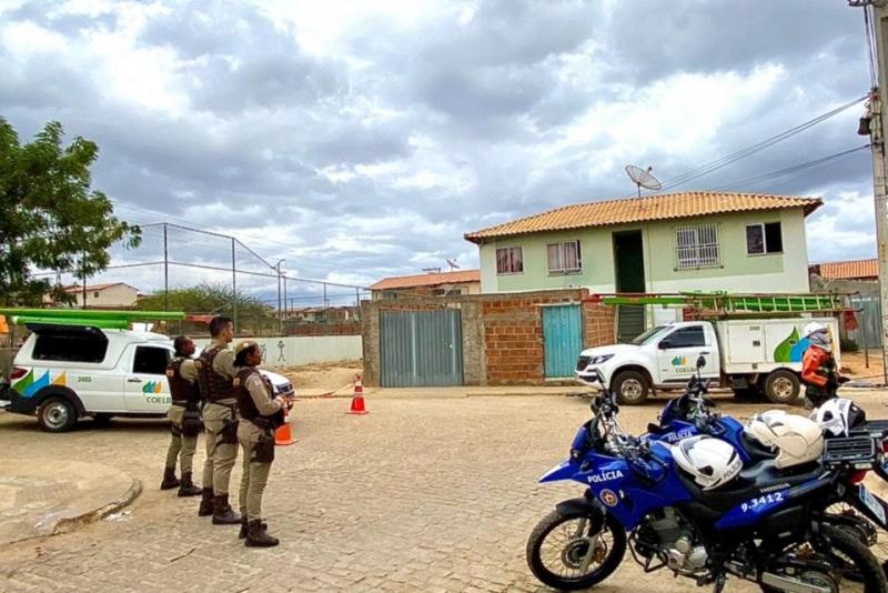 Coelba e Polícia Militar desativam mais de quarenta ‘gatos’ de energia no Brisas em Brumado