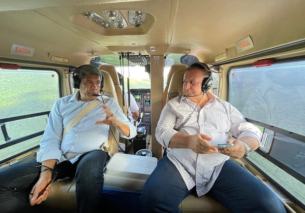 Governadores em exercício e eleito sobrevoam áreas afetadas pela chuva na Bahia