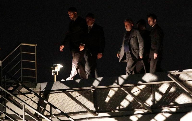 Lula passa a 1ª noite preso na sede da Polícia Federal em Curitiba