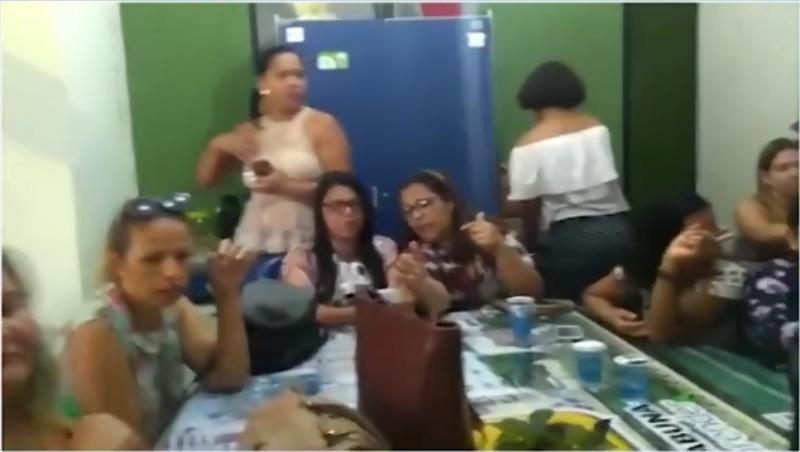 Com atraso de salários, professores da rede municipal ocupam Secretaria de Educação em Itabuna