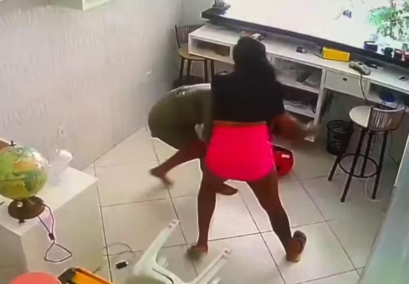 Mulher suspeita de esfaquear jovem de 19 anos em salão é presa na Bahia