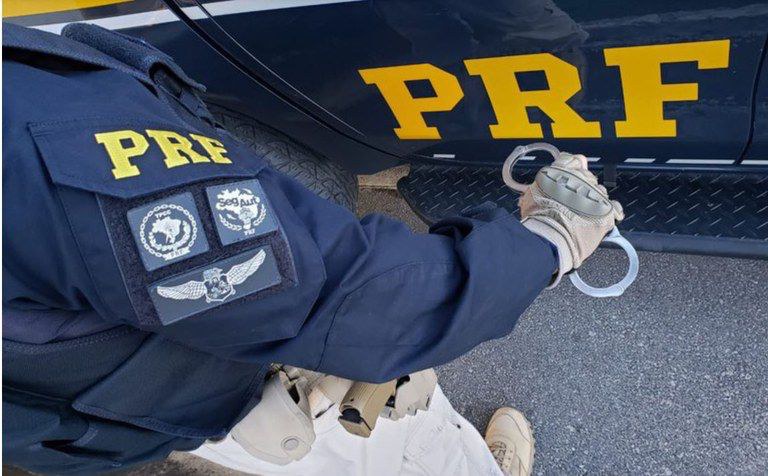 Após abordagem por conta de ultrapassagem indevida, homem é detido com mandado de prisão em aberto em Guanambi