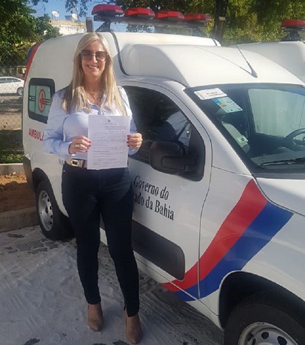 Terezinha Baleeiro recebe mais uma ambulância para Malhada de Pedras