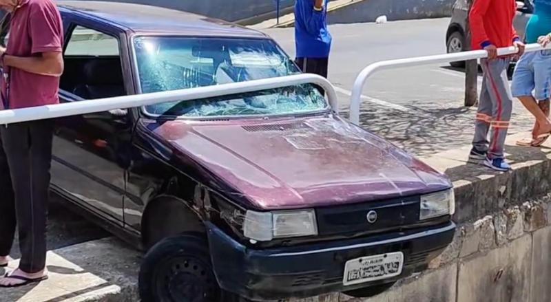 Motorista sai ileso após perder controle de direção e carro parar em grade de proteção em Guanambi