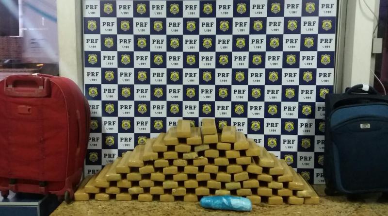 Passageira de ônibus é presa pela PRF com 54 kg de droga em Vitória da Conquista