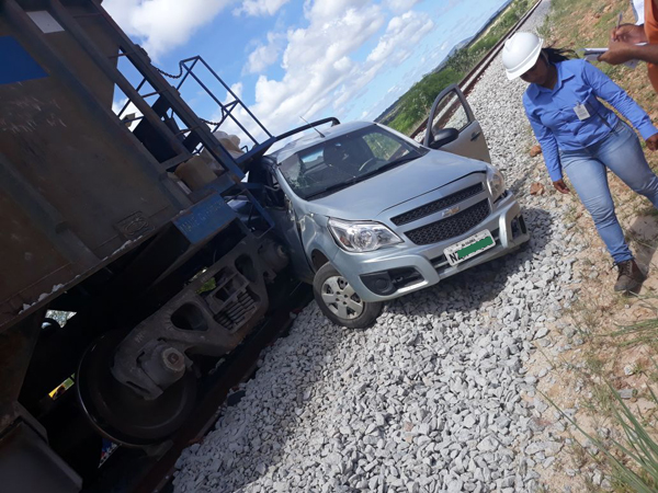 Tanhaçu: carro colide com locomotiva em Sussuarana; ninguém ficou ferido
