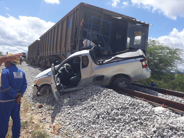 Tanhaçu: carro colide com locomotiva em Sussuarana; ninguém ficou ferido