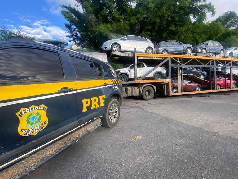 Em Vitória da Conquista, PRF recupera veículo com registro de roubo sendo transportado em caminhão cegonha