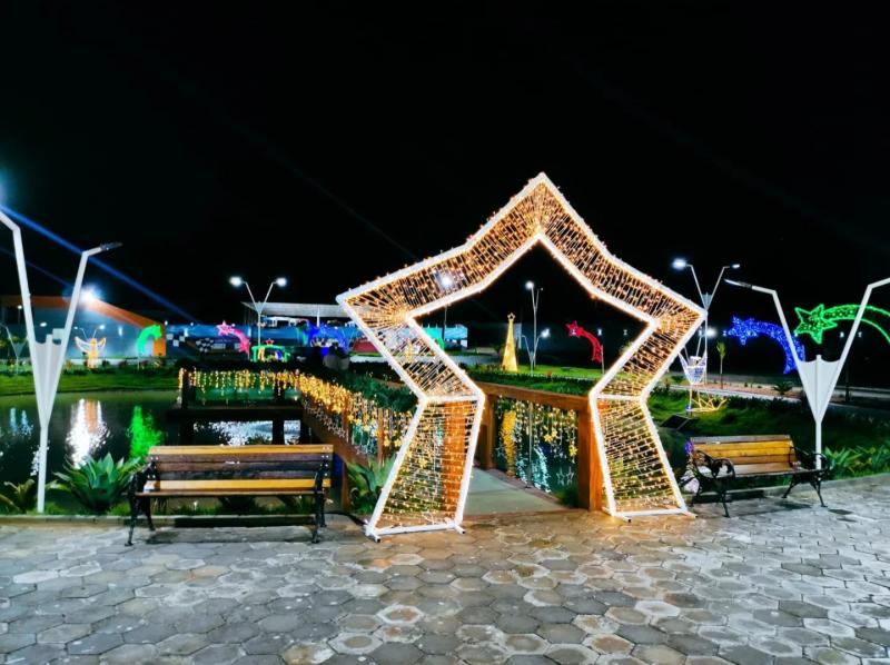 Prefeitura de Guajeru investe em decoração natalina e Praça da Saudade recebe belíssima ornamentação