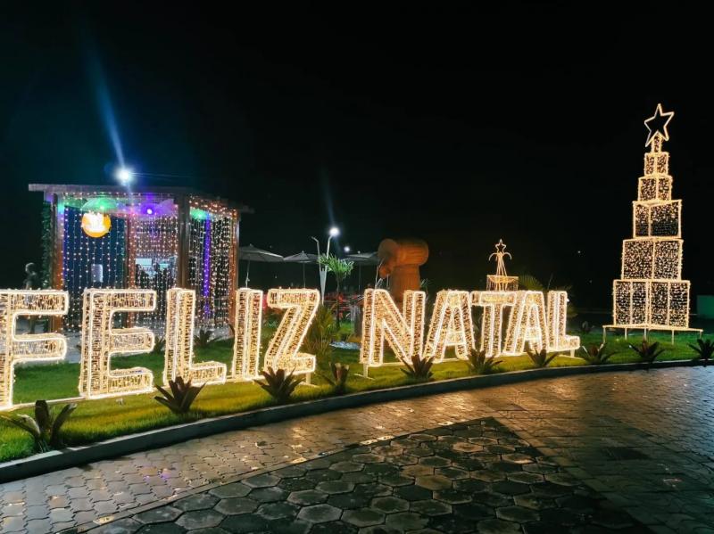 Prefeitura de Guajeru investe em decoração natalina e Praça da Saudade recebe belíssima ornamentação