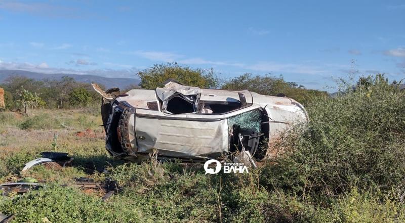 Carro fica totalmente destruído após acidente na BA-152 em Livramento de Nossa Senhora