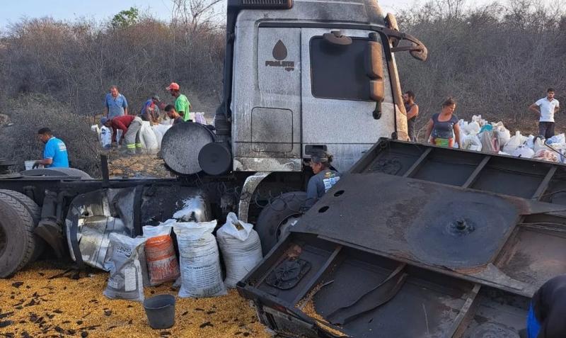Carreta com carga de milho tomba na BA-262 em Aracatu