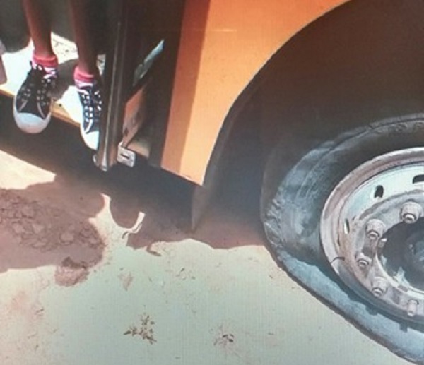 Pneu de ônibus escolar de Rio do Antônio estoura em segundo dia letivo; pais solicitam mais manutenção
