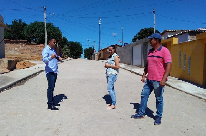 Gil Rocha visita obra de pavimentação e novas calçadas em Guajeru