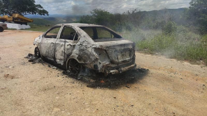 Veículo é consumido pelo fogo na BA-262 entre Anagé e Conquista