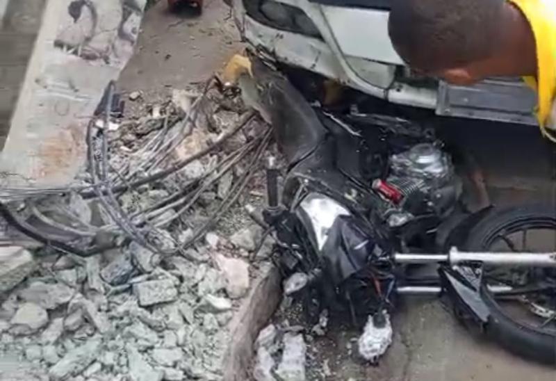 Caminhão desgovernado atinge vários veículos e um poste de energia em Brumado