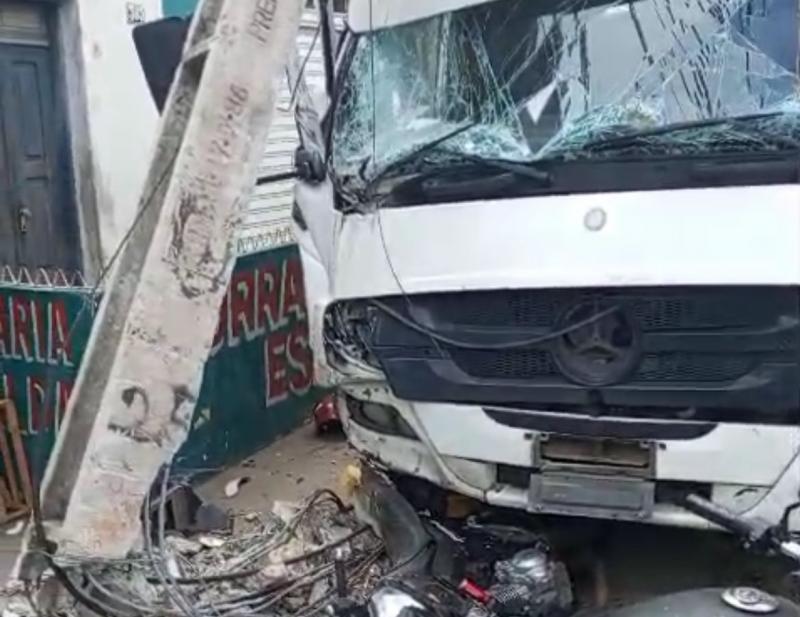 Caminhão desgovernado atinge vários veículos e um poste de energia em Brumado