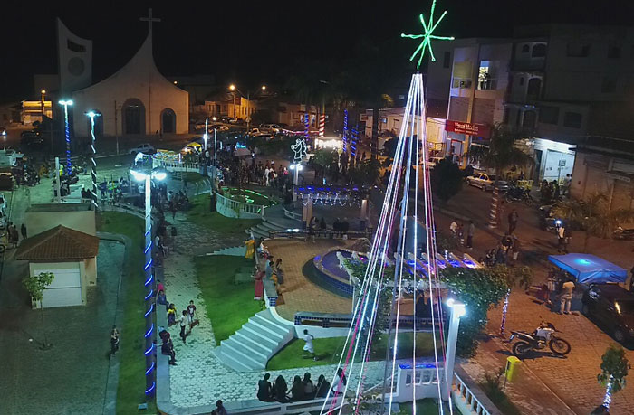 Natal da Cidade: Prefeitura de Aracatu entrega decoração natalina; veja o vídeo