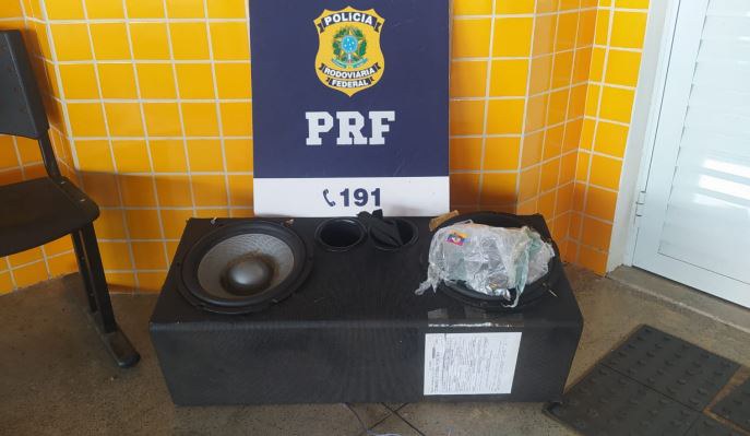 PRF apreende cerca de 3kg de cocaína dentro de caixa de som em Vitória da Conquista