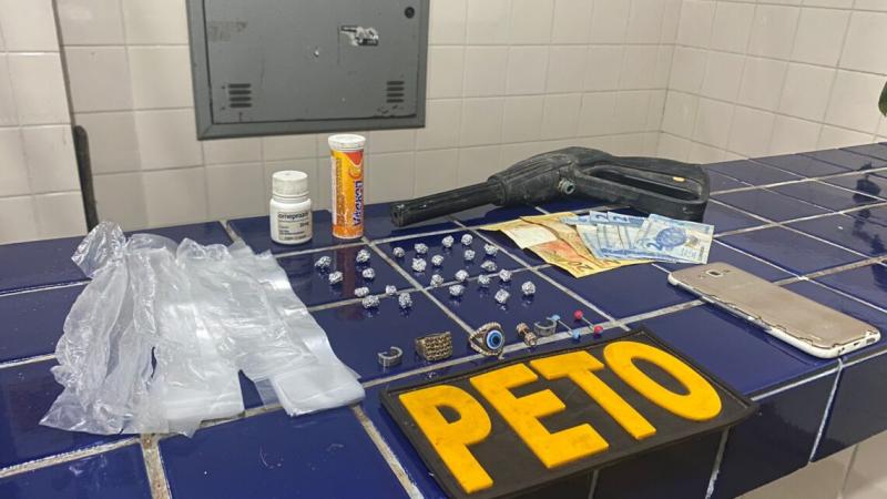 Homem é preso no bairro Dr. Juracy em Brumado, acusado de tráfico de drogas