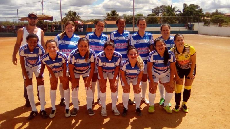 Prefeitura de Malhada de Pedras fornece novos uniformes para a equipe feminina de futebol