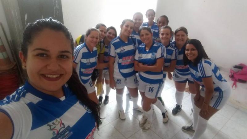 Prefeitura de Malhada de Pedras fornece novos uniformes para a equipe feminina de futebol