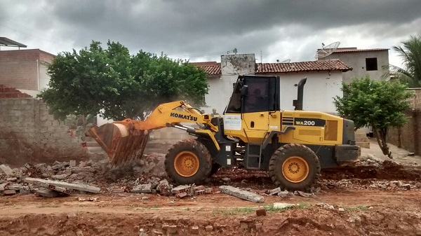 Prefeitura de Brumado derruba muro no Bairro São José construído em área pública