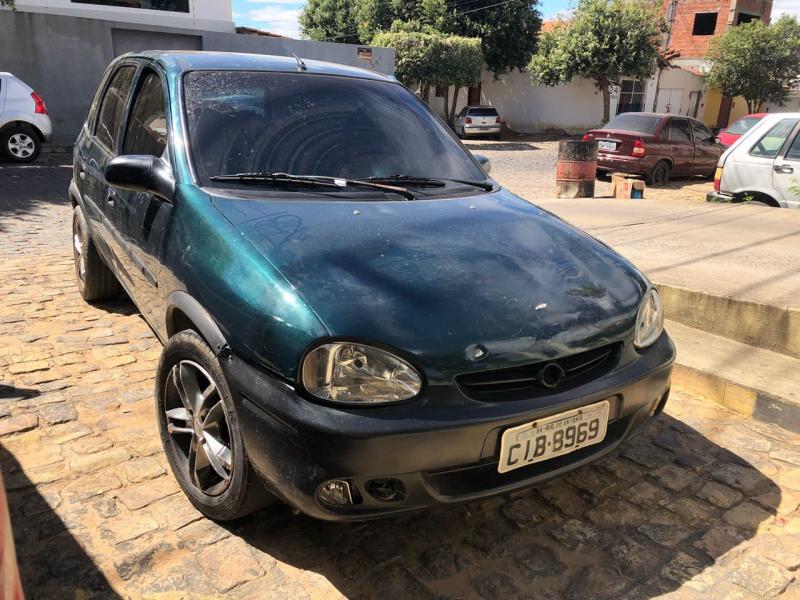 Após abordagem a veículo, polícia apreende arma e conduz três pessoas à delegacia