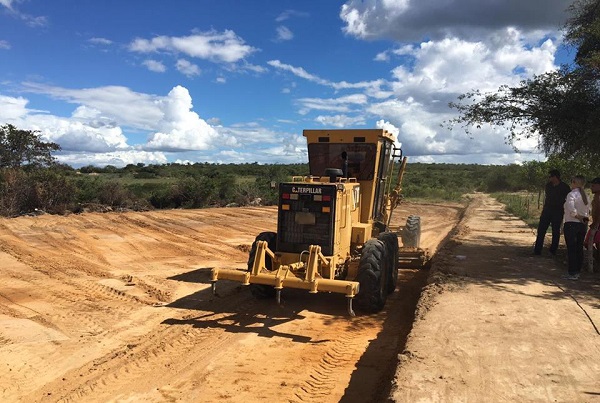 Em incentivo ao esporte, prefeita de Malhada de Pedras constrói campo society no município
