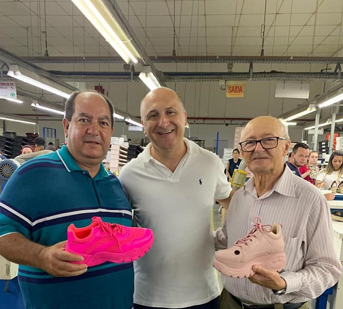 Ex-prefeito de Ituaçu e prefeito de Tanhaçu buscam viabilizar fábrica de calçados para ambos os municípios