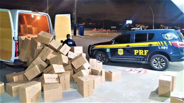 Van recheada de cigarros sem nota fiscal é retida pela PRF em Vitória da Conquista
