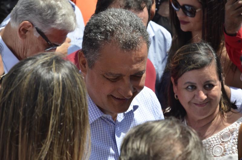 Prefeita de Aracatu recepciona Rui Costa em Brumado e aproveita para cobrar benefícios para o município