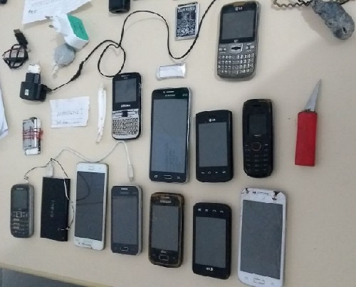 Após revista na delegacia de Brumado, polícia apreende celulares e outros objetos 